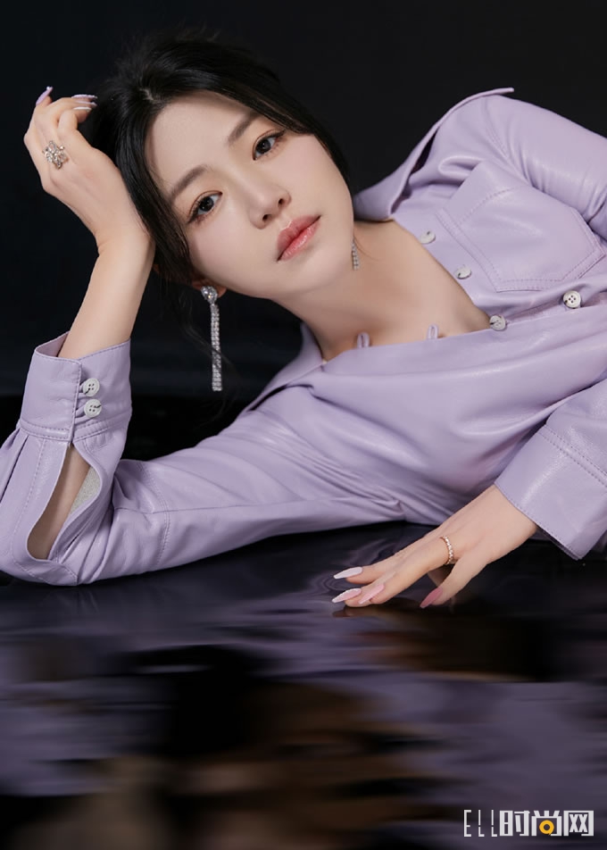 陈妍希紫色皮裙大片 流光溢彩氛围感满满